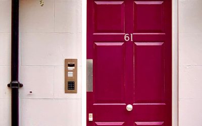 Een oude deur in een nieuw jasje: hoe plaats je hem in je huis?